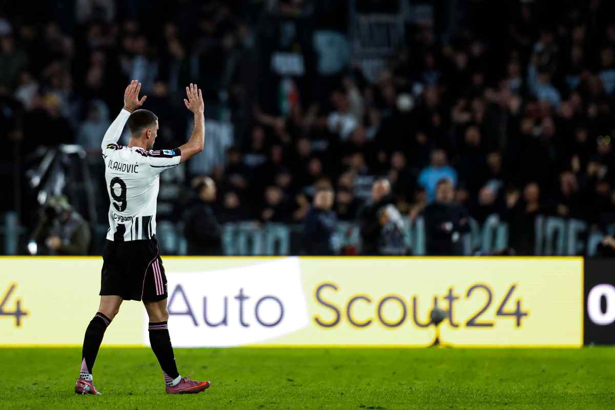 Vlahovic saluta i tifosi della Juve