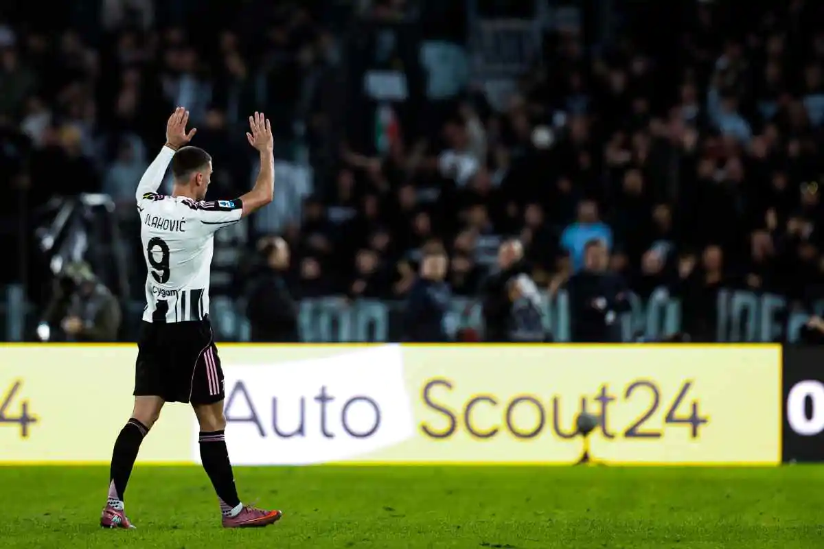 Vlahovic saluta i tifosi della Juve