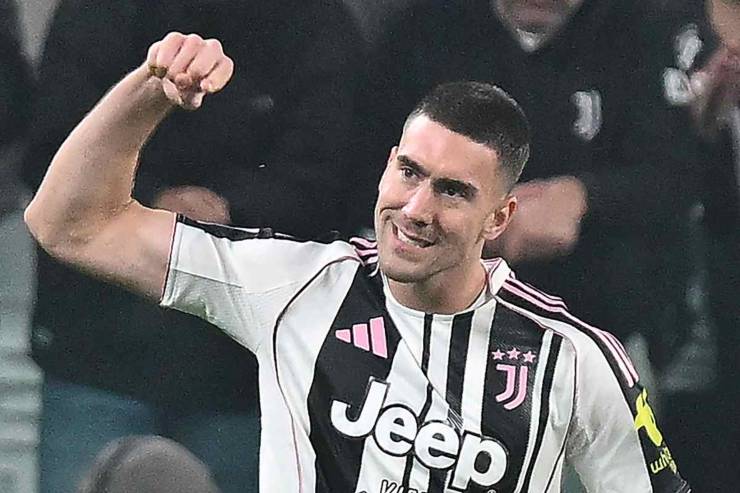 Dusan Vlahovic esulta dopo un gol con la Juventus
