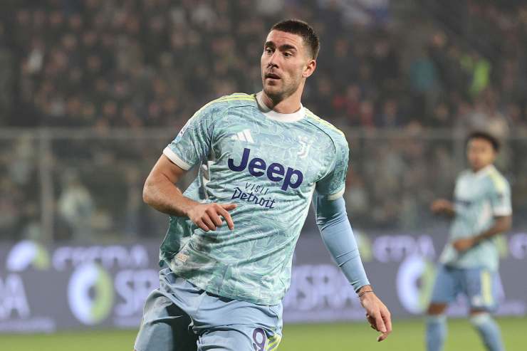 Vlahovic corre in campo con la Juventus in una gara di Serie A