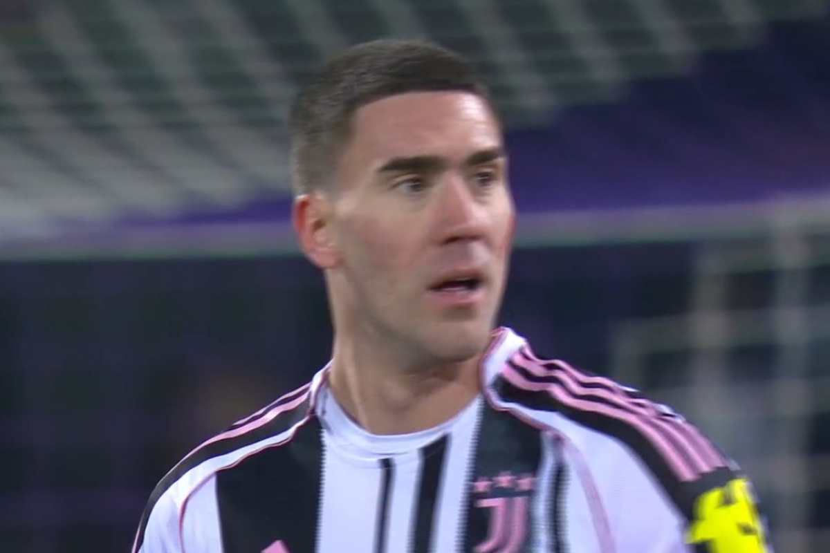 Vlahovic visibilmente arrabbiato durante la gara fra Fiorentina e Juventus