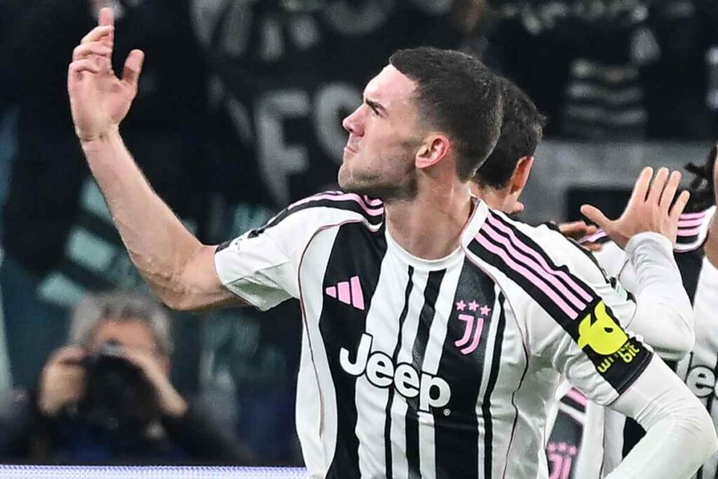 Dusan Vlahovic esulta dopo un gol segnato con la Juventus