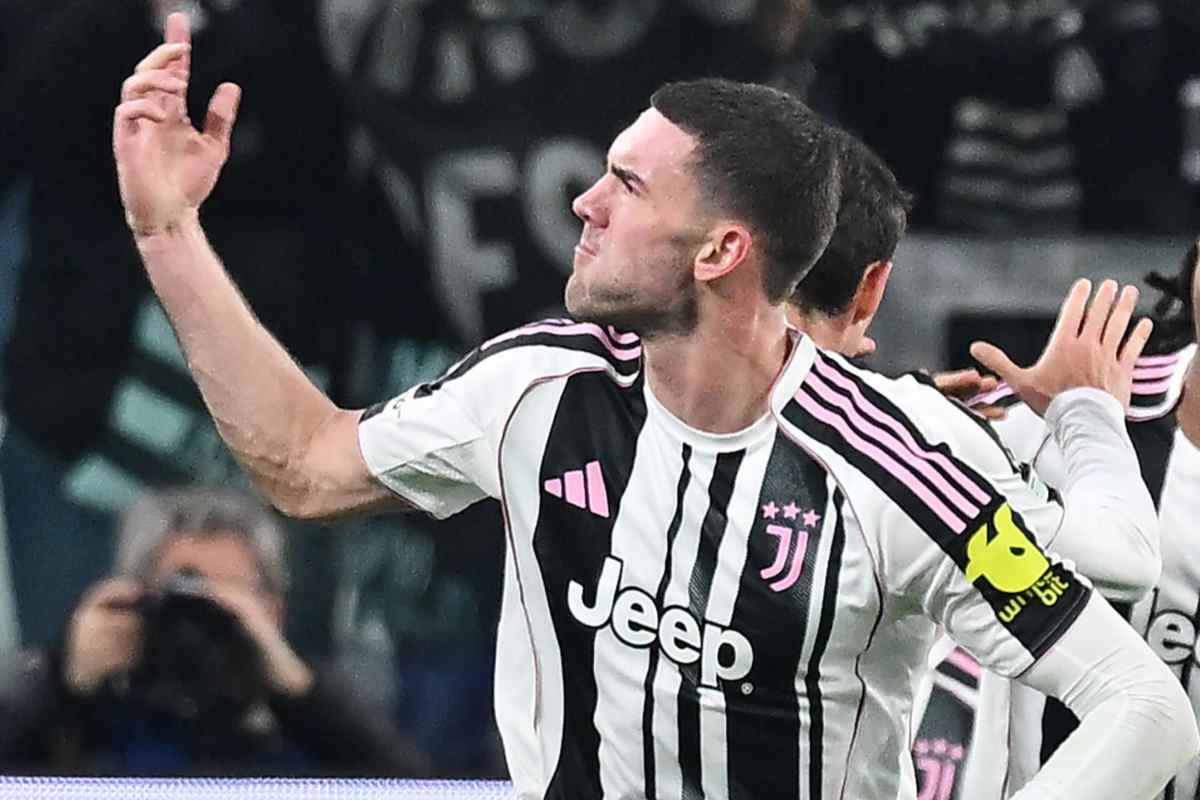 Dusan Vlahovic esulta dopo un gol segnato con la Juventus