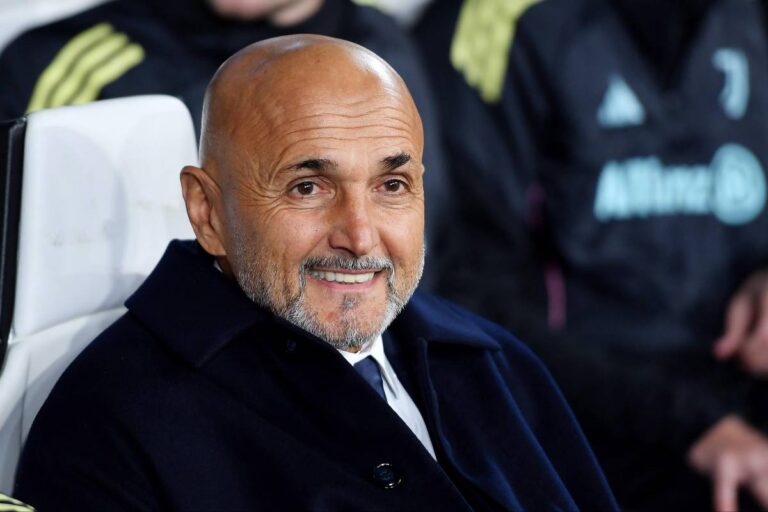 L'allenatore della Juventus Luciano Spalletti seduto in panchina