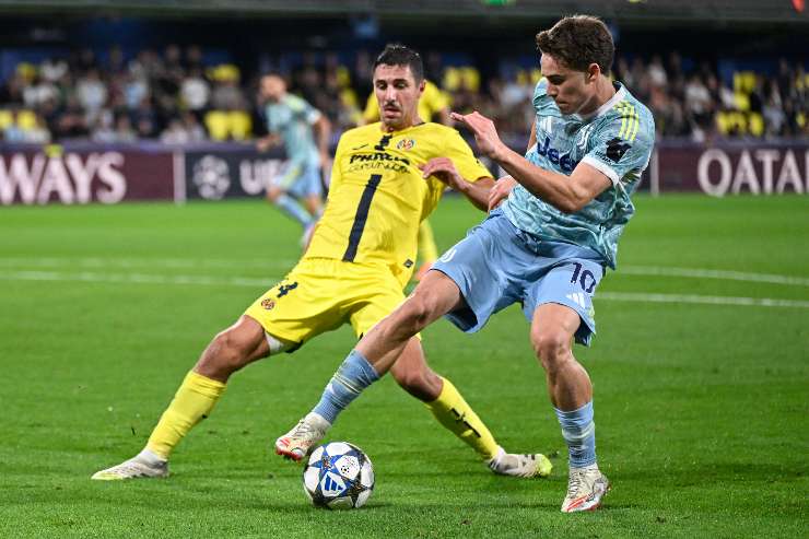 Kenan Yildiz della Juventus controlla il pallone durante la partita di Champions League 2025/2026 contro il Villarreal.