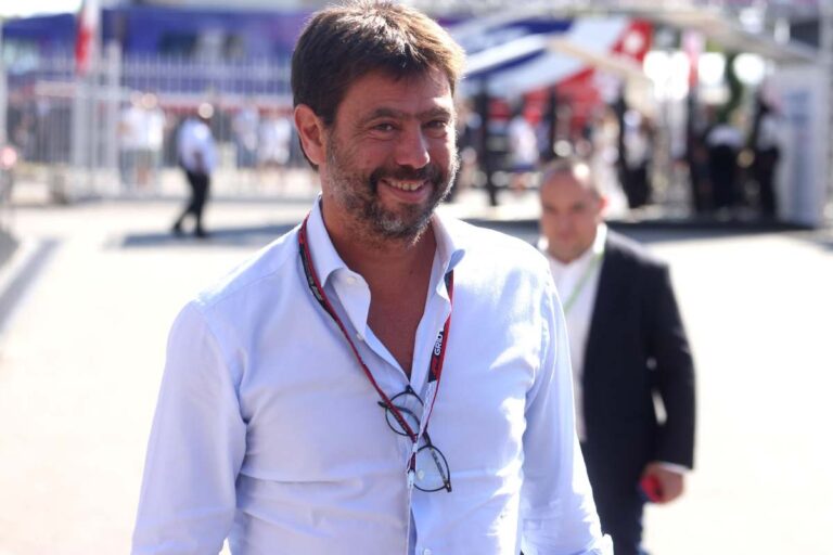 L'ex presidente della Juventus Andrea Agnelli sorridente durante il Gran Premio d'Italia a Monza