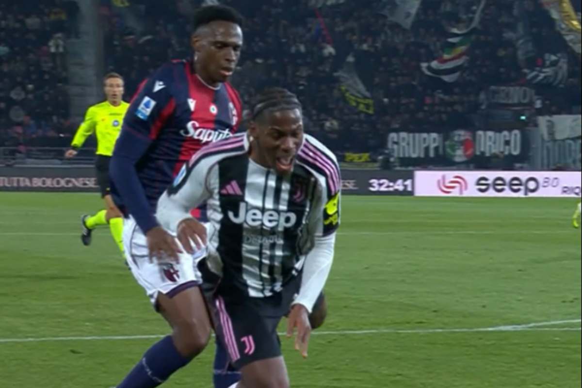 La spinta di Lucumi ai danni di David in area di rigore durante la sfida di campionato tra Bologna e Juventus