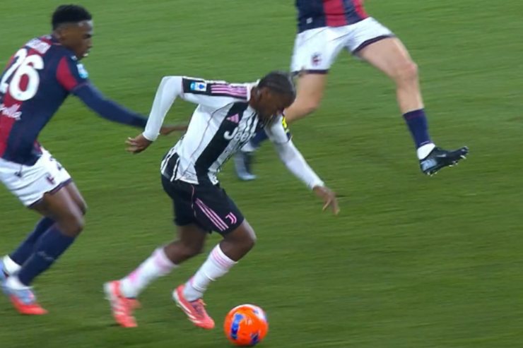 La spinta di Lucumi ai danni di David in area di rigore durante la sfida di campionato tra Bologna e Juventus