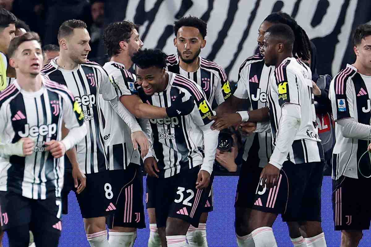 I calciatori della Juventus festeggiano dopo la rete realizzata da Juan Cabal nel match del Dall'Ara contro il Bologna