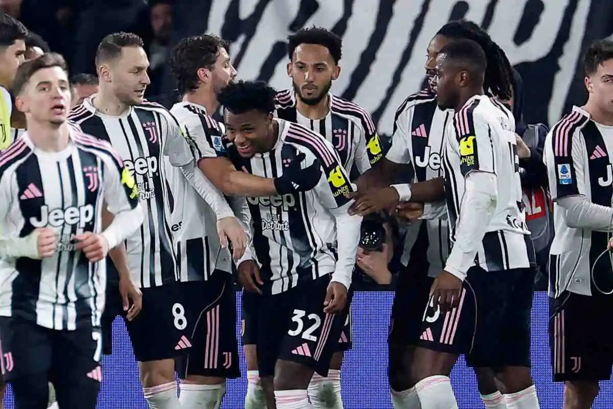 I calciatori della Juventus festeggiano dopo la rete realizzata da Juan Cabal nel match del Dall'Ara contro il Bologna