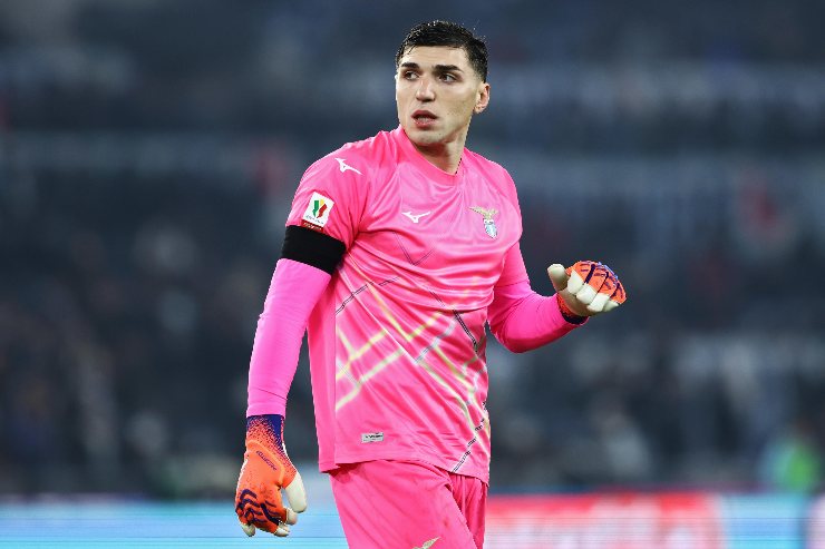 Chrīstos Mandas in campo con la maglia della Lazio durante una partita di Coppa Italia allo stadio Olimpico
