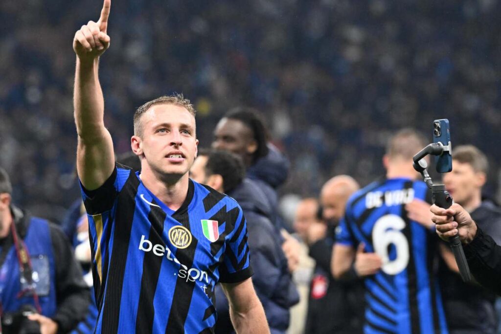 Davide Frattesi, centrocampista dell'Inter, festeggia dopo il match di Champions League contro il Barcellona