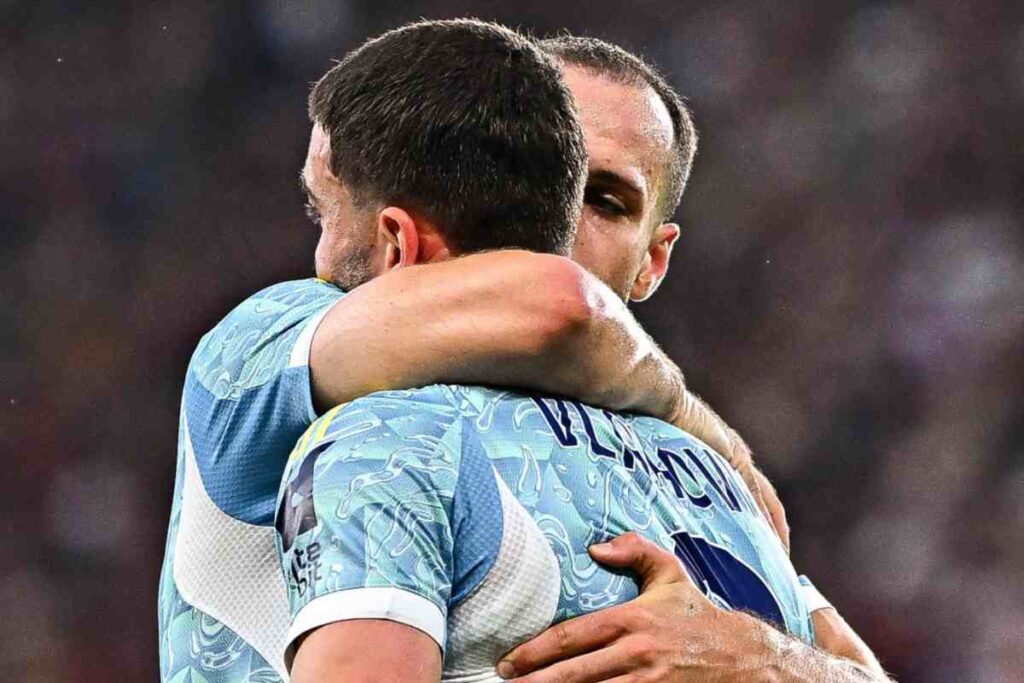 Dusan Vlahovic e Federico Gatti si abbracciano dopo la rete del serbo nel match tra Juventus e Genoa