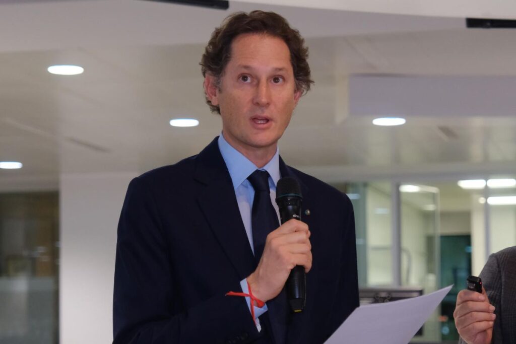Elkann interviene durante un evento