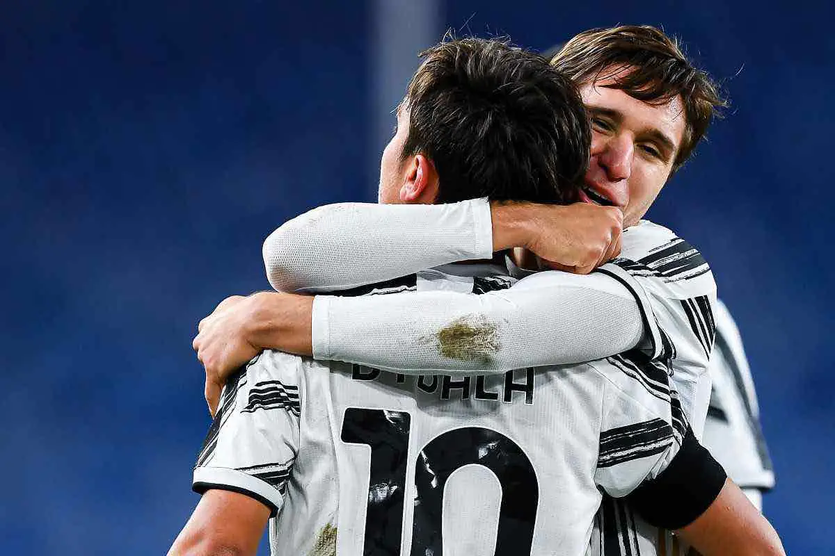 Federico Chiesa e Paulo Dybala in maglia Juventus
