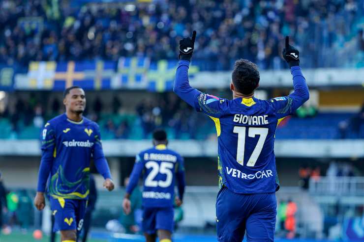 Giovane in maglia Verona