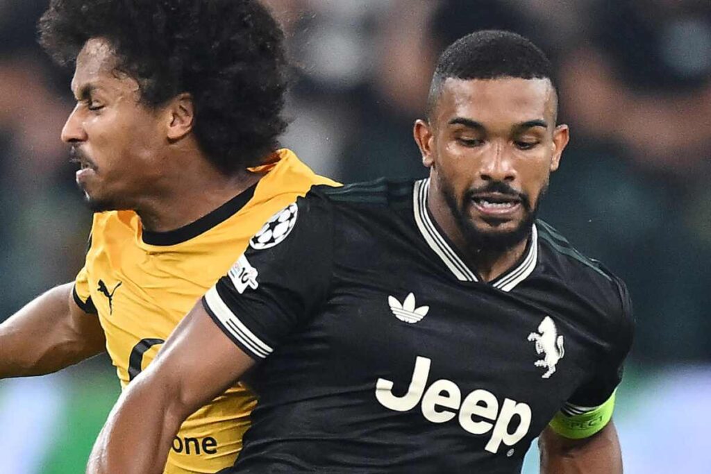 Gleison Bremer in azione con la maglia della Juventus durante una partita di Champions League all'Allianz Stadium