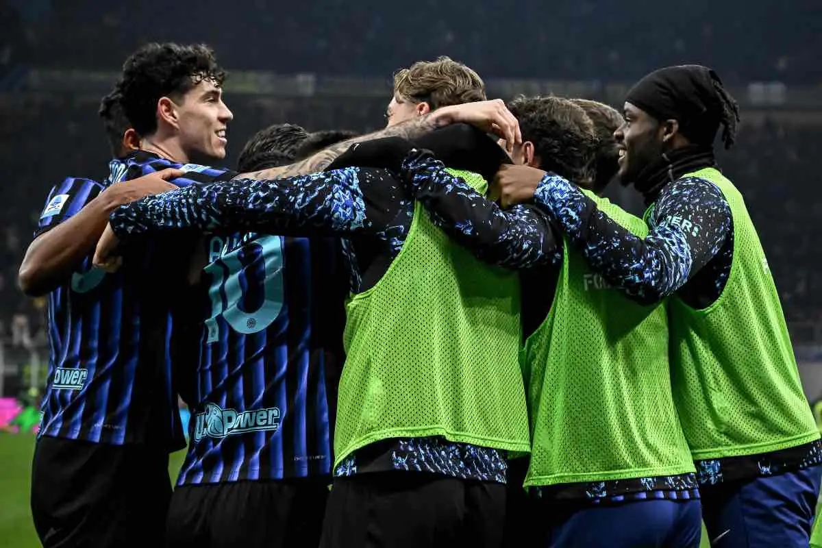 Inter, la squadra nerazzurra esulta dopo il gol