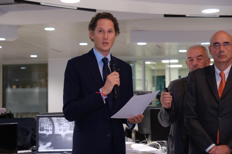 John Elkann ad una riunione