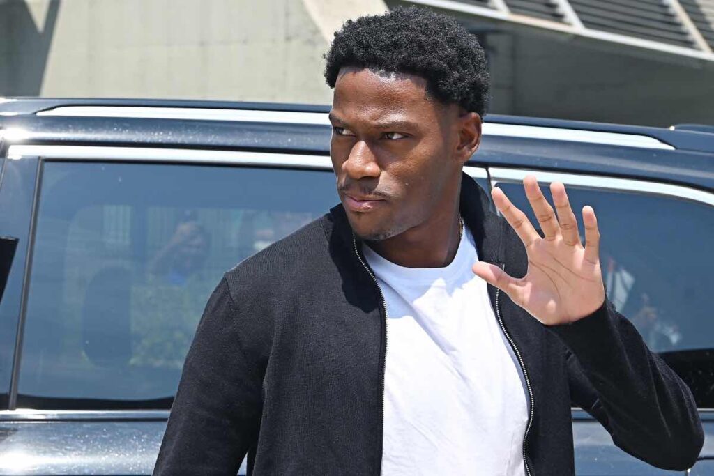 Jonathan David in estate per le visite mediche al J Medical