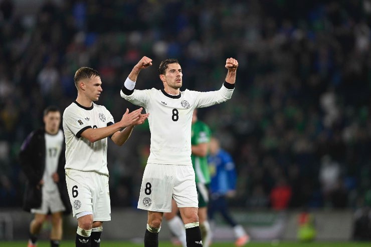 Leon Goretzka con la maglia della Germani durante le qualificazioni Mondiali