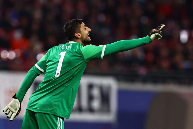 Mattia Perin in campo con la maglia della Juventus
