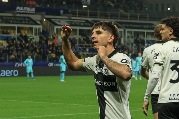 Bernabé esultando sotto la curva