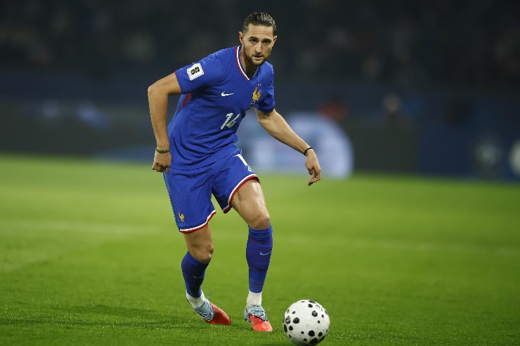 Adrien Rabiot in campo con la maglia della Nazionale francese