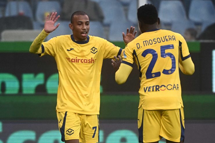 Rafik Belghali, esterno del Verona, festeggia insieme a Mosquera nel match contro il Genoa