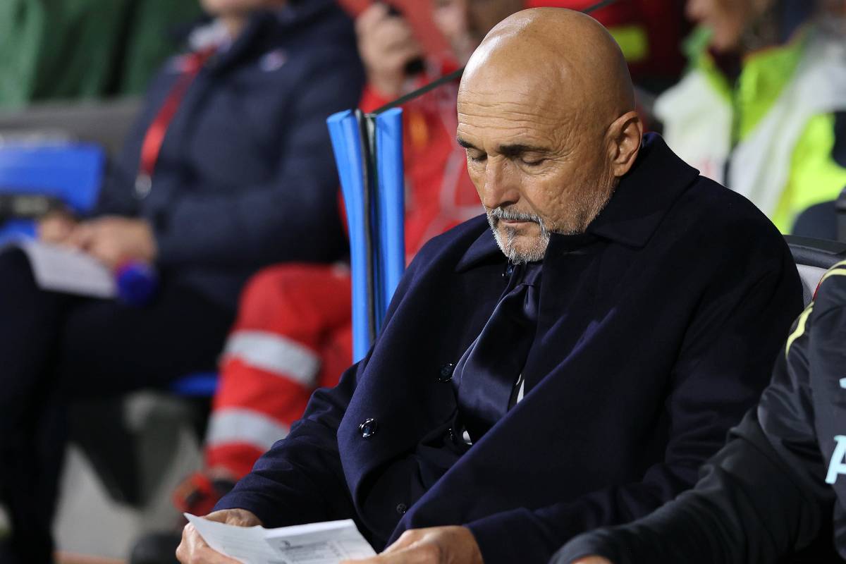 Spalletti guarda in basso pensieroso