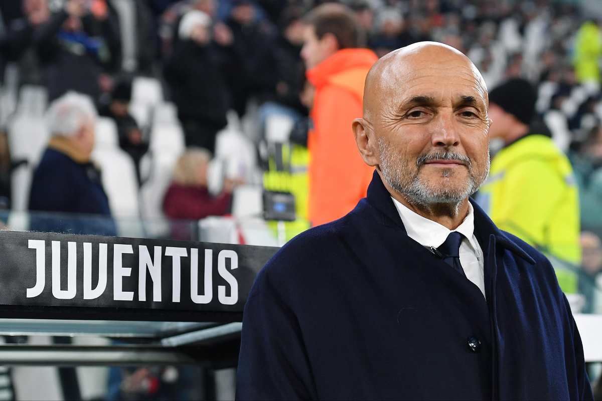 Spalletti accenna a un sorriso in panchina