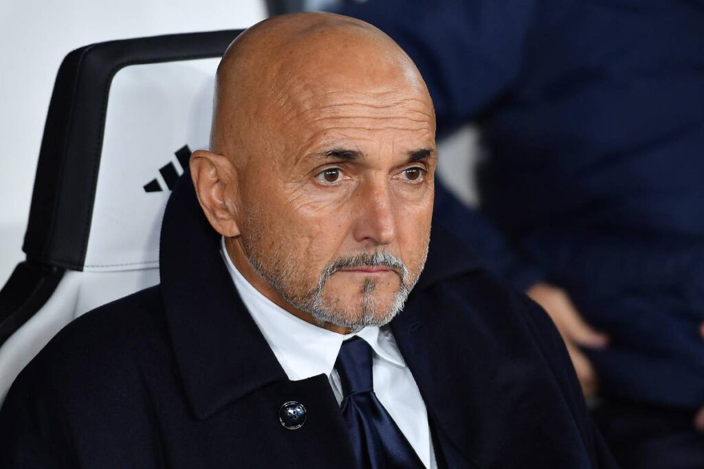 Spalletti seduto in panchina
