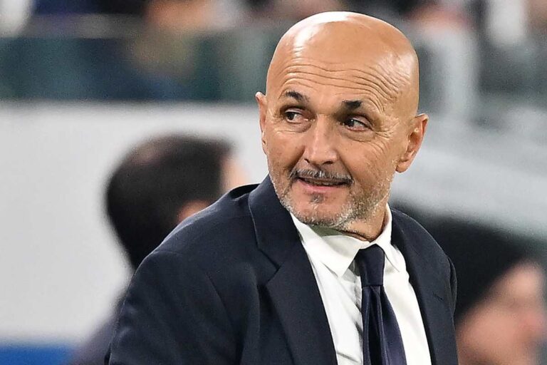 Spalletti osserva dalla panchina contro il Pafos