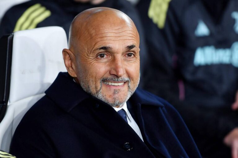 Spalletti sorride seduto in panchina