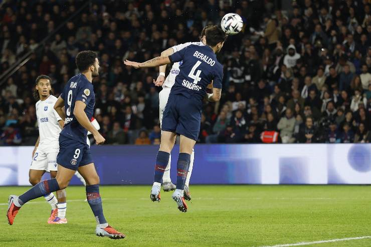 Lucas Beraldo salta di testa durante una partita del PSG in Ligue 1 2025 davanti al pubblico del Parc des Princes.