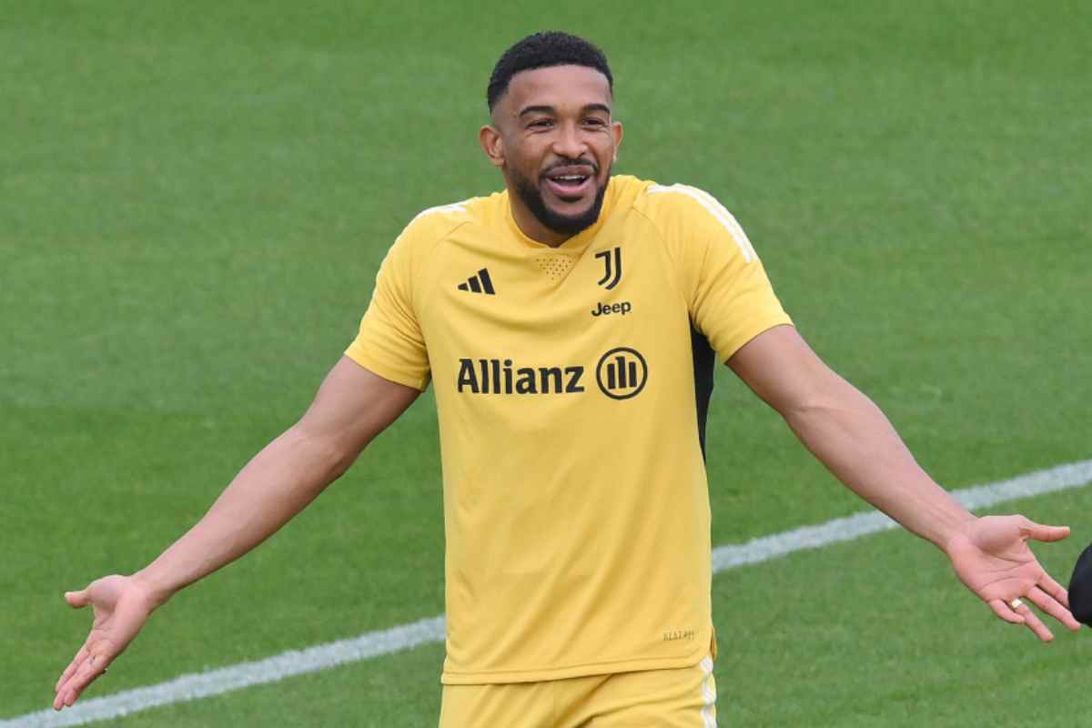 Gleison Bremer in campo per un allenamento con la Juventus