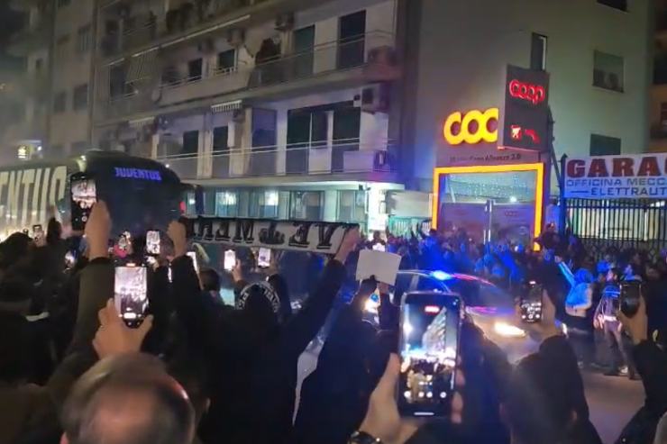 Bus della Juve colpito prima della partita contro il Napoli