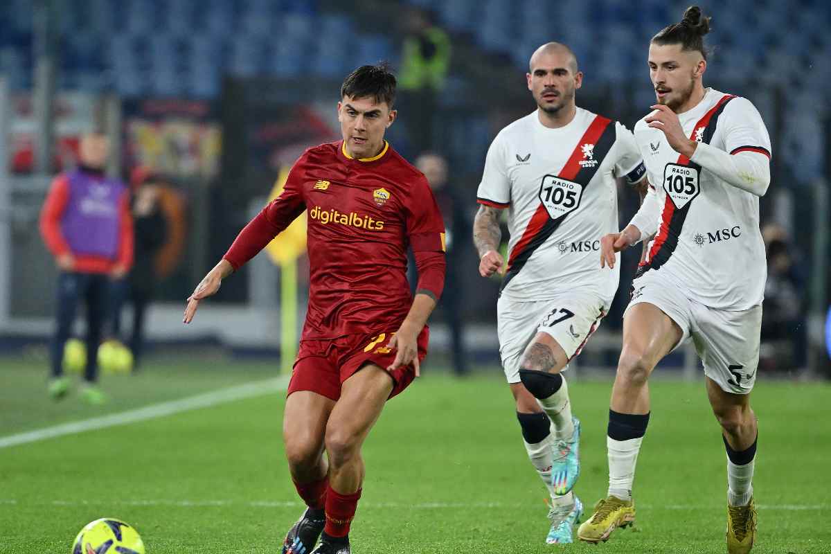 Dragusin insegue Dybala in un match tra Roma e Genoa