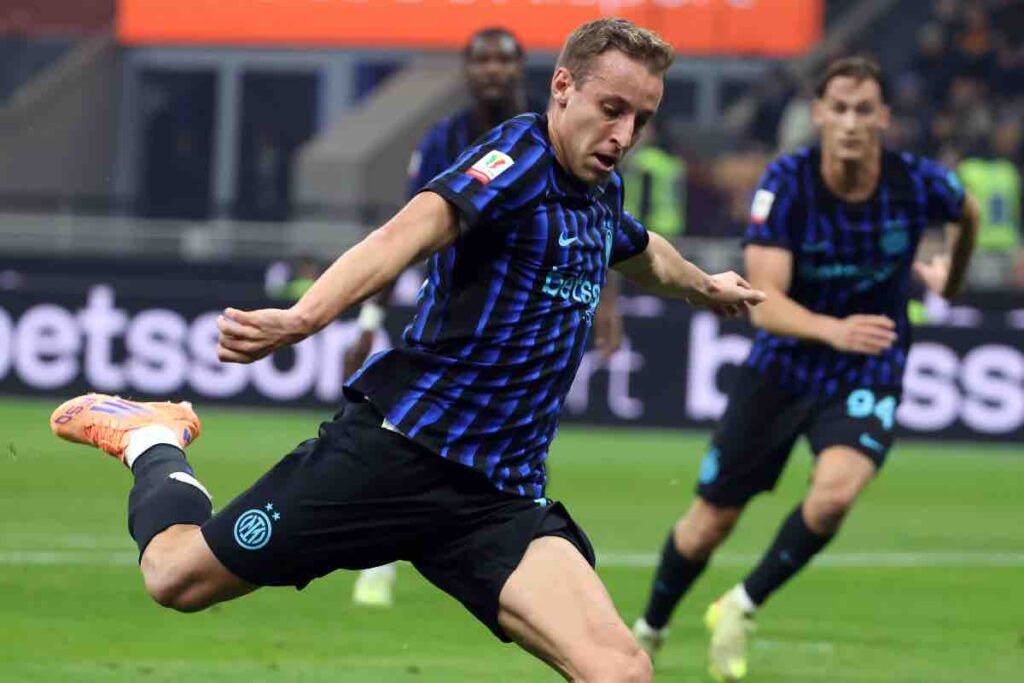 Davide Frattesi in campo con la maglia dell'Inter