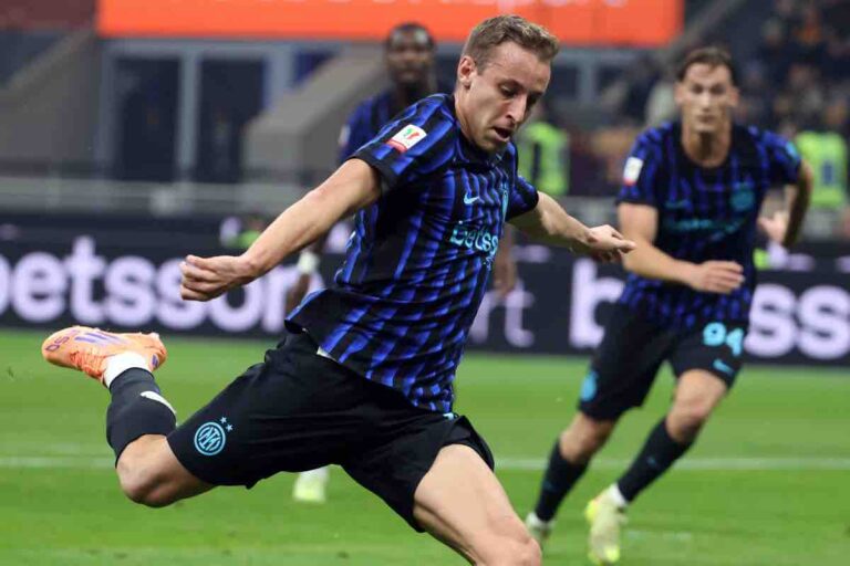 Davide Frattesi in campo con la maglia dell'Inter