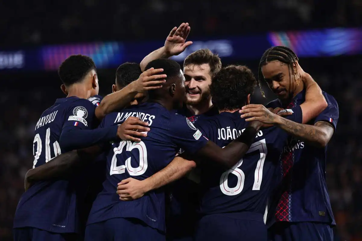 I giocatori del PSG festeggiano insieme un gol in una partita della Ligue 1 2025 al Parc des Princes