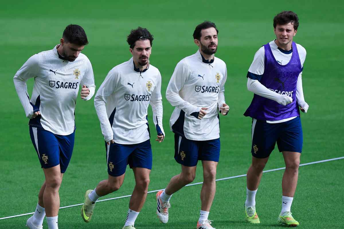 Ruben Neves, Vitinha, Bernardo Silva e Joao Neves corrono in allenamento con il Portogallo