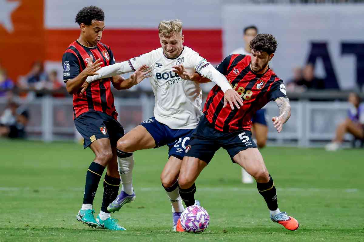 Senesi a contrasto con un avversario in una partita del Bournemouth