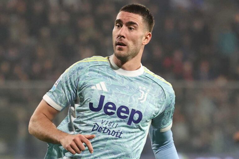 Vlahovic corre durante una partita della Juventus