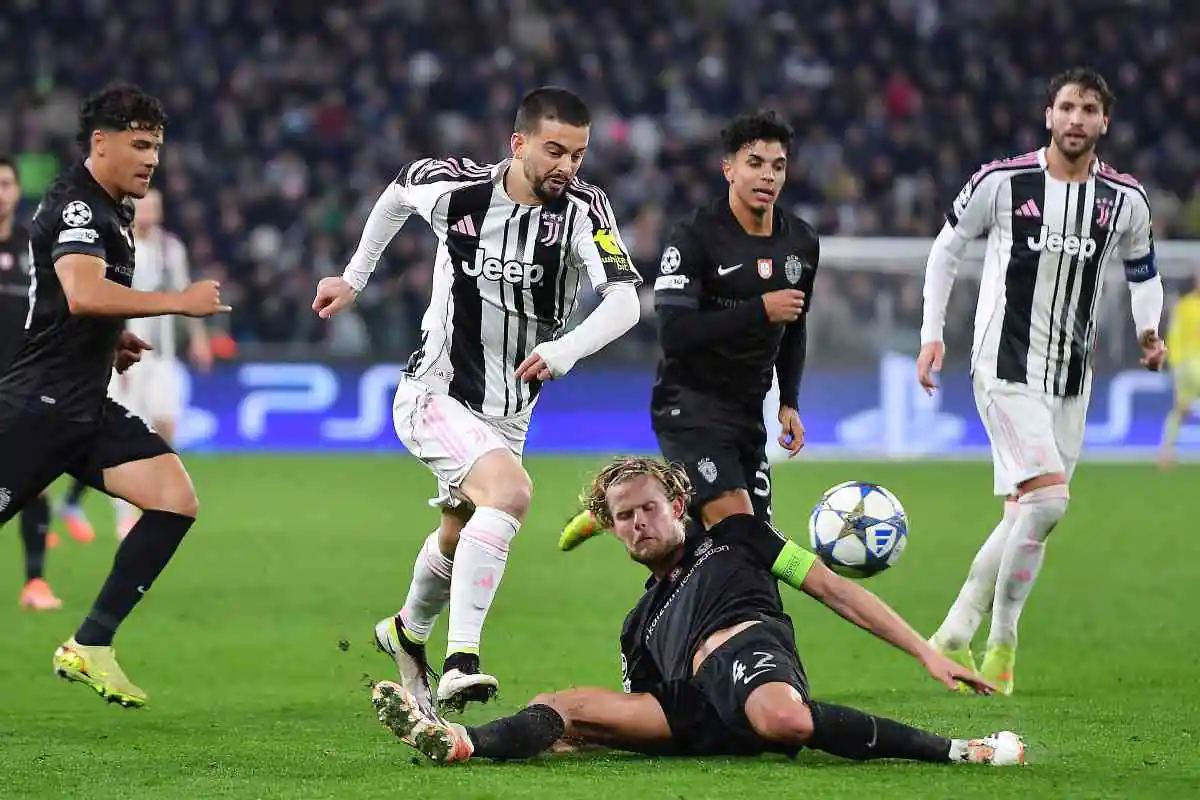 Zhegrova corre durante una partita della Juventus di Champions League