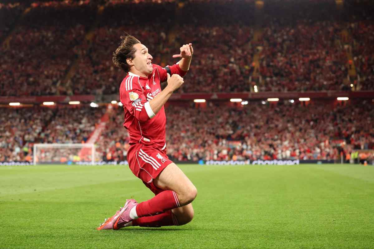 Federico Chiesa esulta dopo un gol ad Anfield con il Liverpool