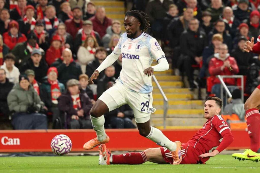 Evann Guessand in azione con l'Aston Villa