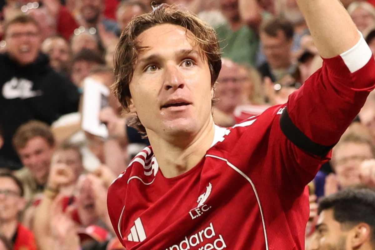 Federico Chiesa esulta con la maglia del Liverpool