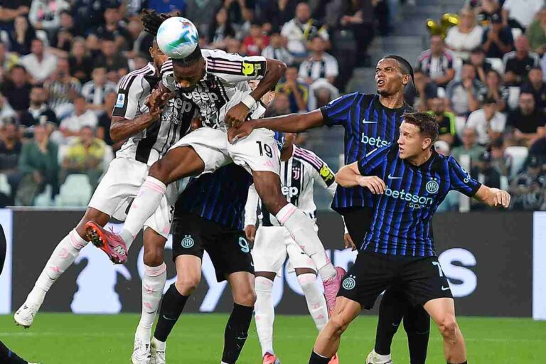 Juventus ed Inter in campo durante la sfida d'andata all'Allianz Stadium