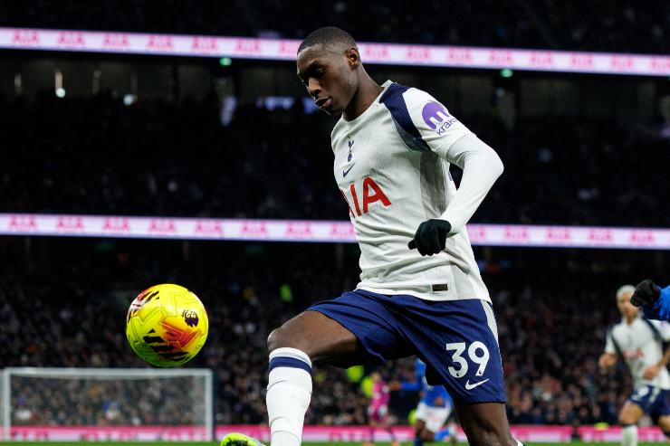 Kolo Muani con la maglia del Tottenham